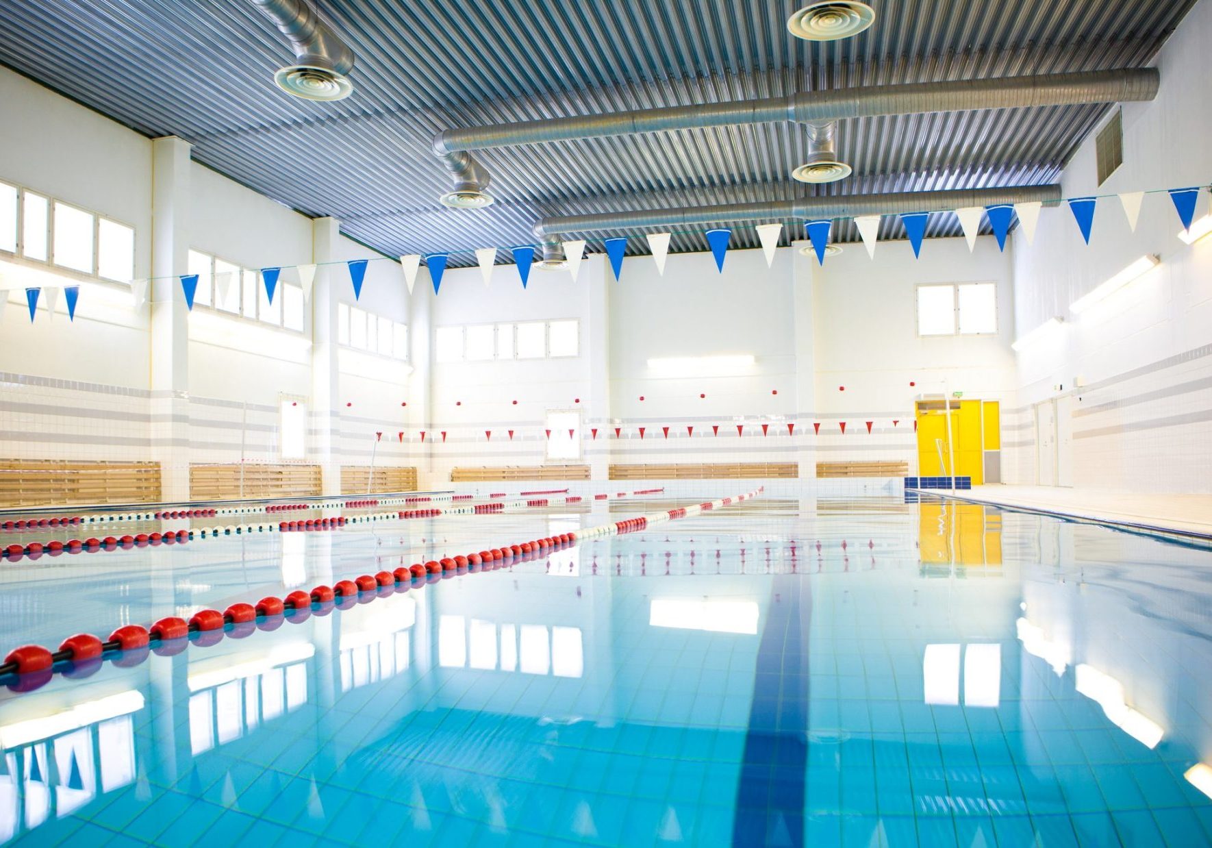 dreamstime_m_28925545 Interior of public swimming pool